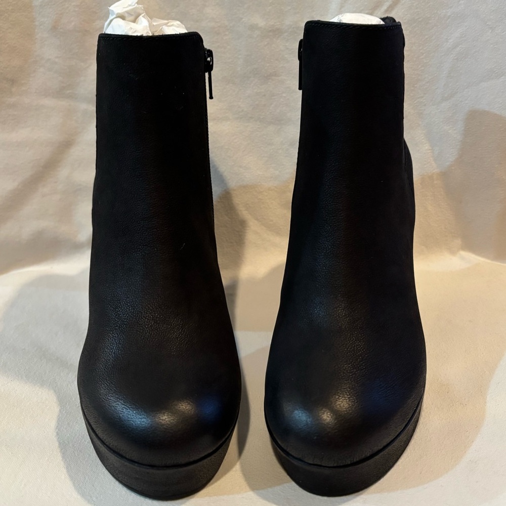 Steve Madden Ryddlle Black Nubuck Booties